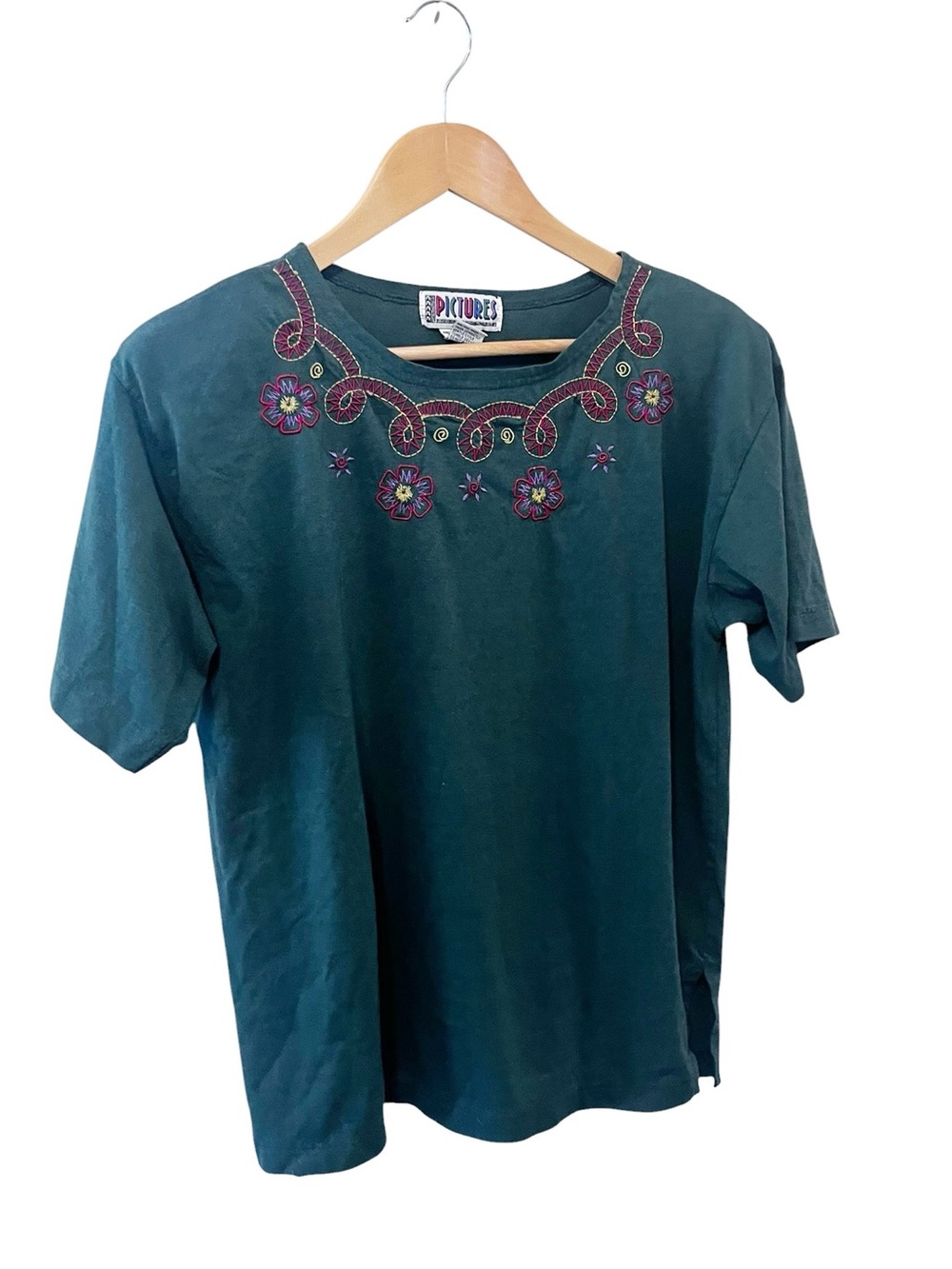 Pictures Vintage 90s Green Embroidered Floral Neck T-Shirt with Shoulder Pads